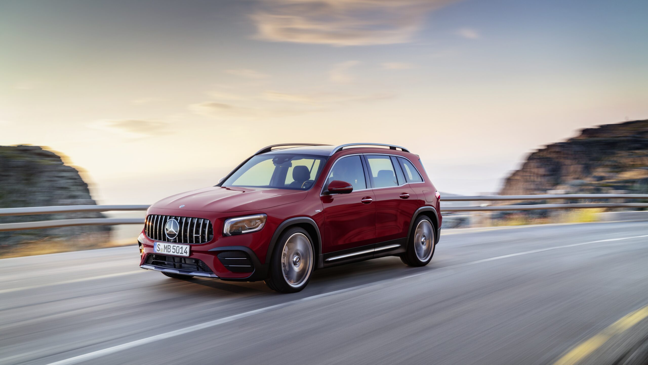 Konkurrenzlos in seiner Klasse: Der neue GLB 35 4MATIC kombiniert mit einer hohen Variabilität, viel Platz und mit hohem FahrspaßUnrivalled in its class: the new GLB 35 4MATIC combines great variability and plenty of space with sheer driving pleasure